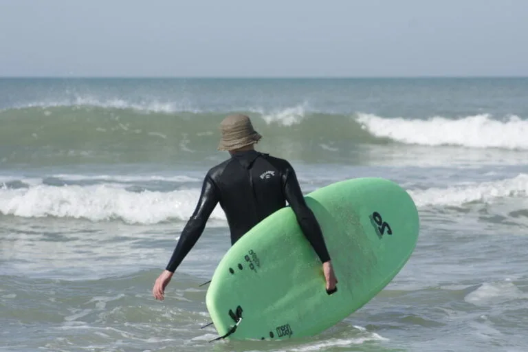 Surfeur avec planche de surf Ocean Storm
