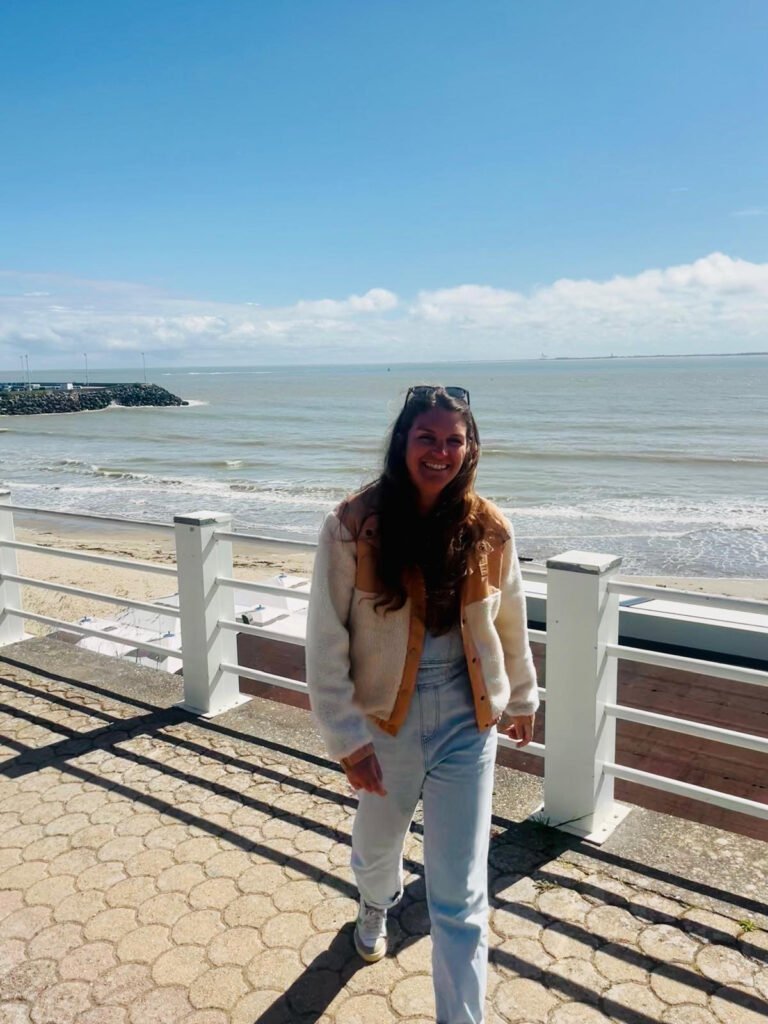 Mathilde accueil école de surf